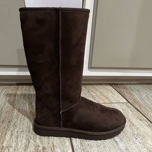 BRAND NEW Women’s Tall Chocolate UGG boots w/fur lining